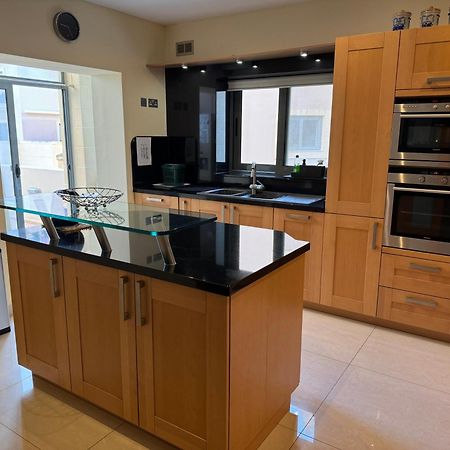 Spacious Luxurious Apartment With Seaview 멜리에하 외부 사진