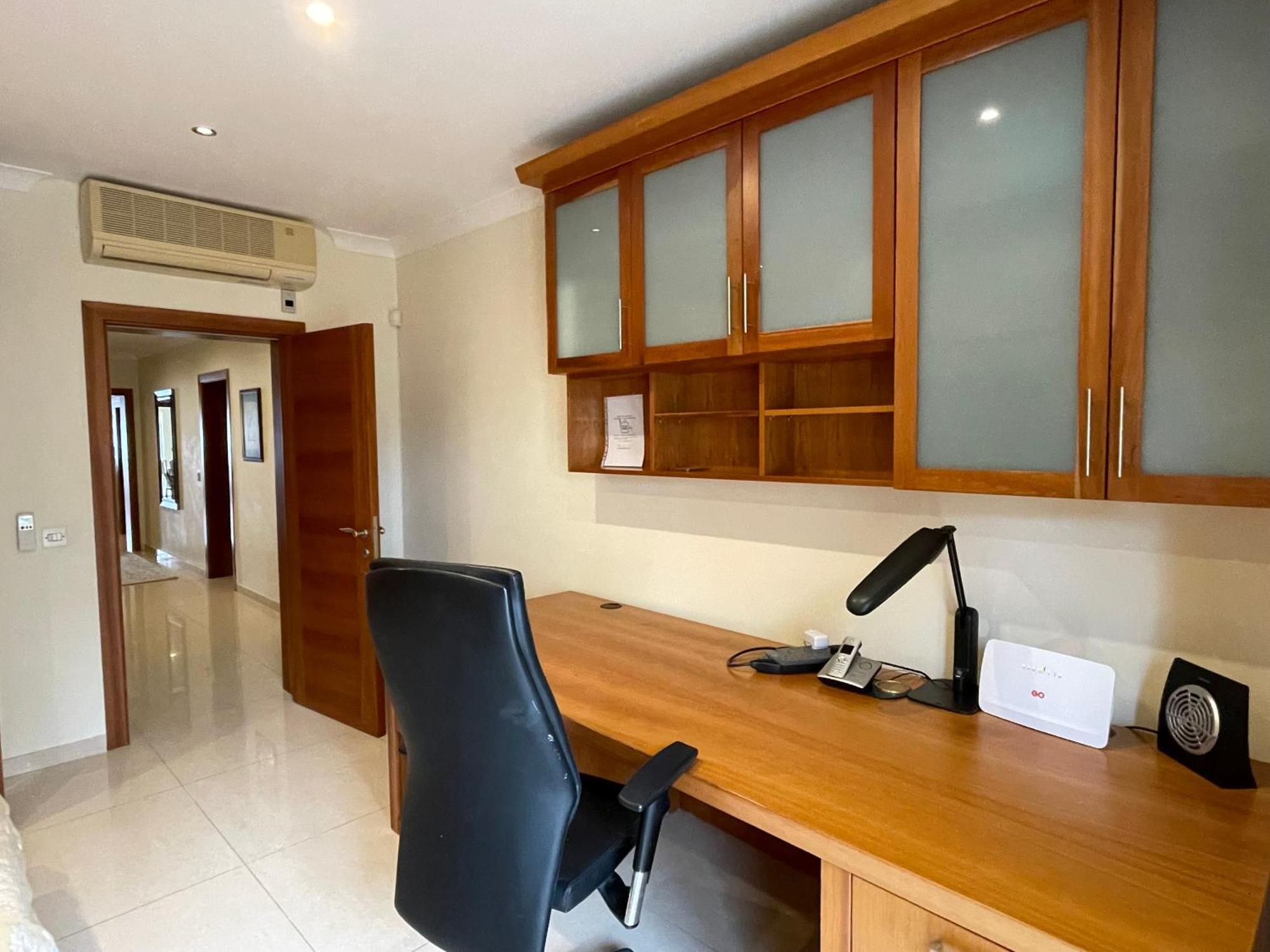Spacious Luxurious Apartment With Seaview 멜리에하 객실 사진