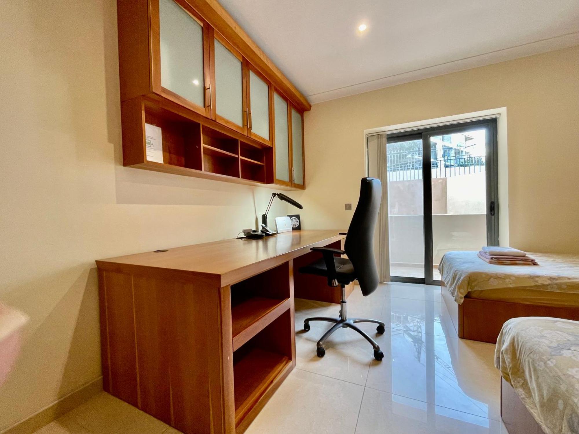 Spacious Luxurious Apartment With Seaview 멜리에하 객실 사진